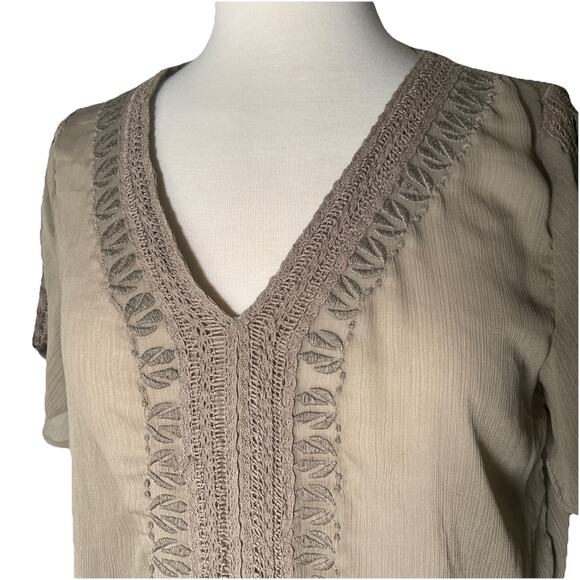 Banana Republic Women’s Blouse Small Olive Green V-Neck Short Sleeve - Picture 2 of 4